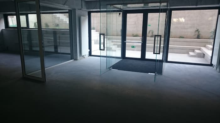 Betonová podlaha ve vstupní hale
